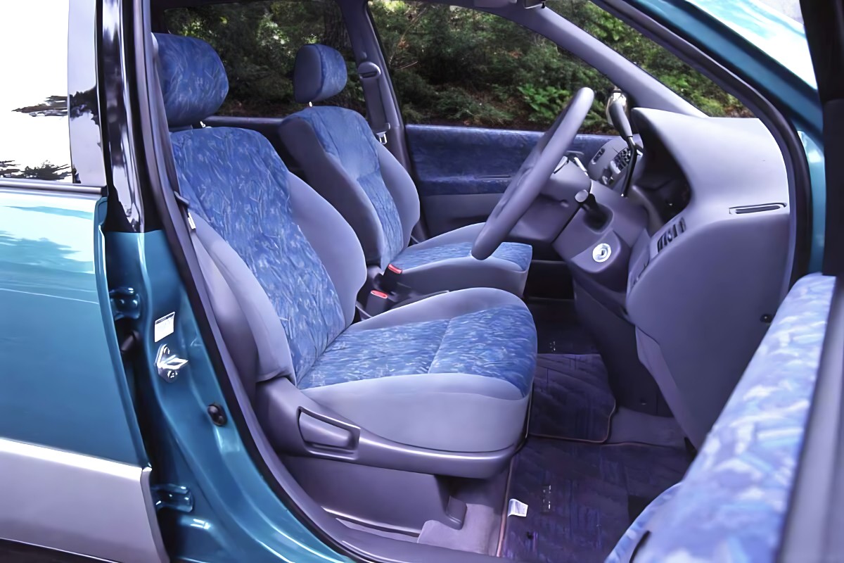 RHD Toyota Ipsum interior front seats from right side