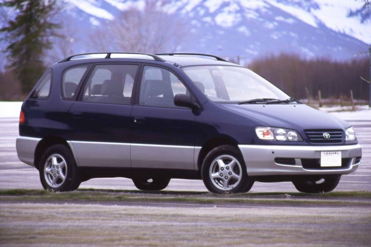 RHD Toyota Ipsum in dark blue from right side